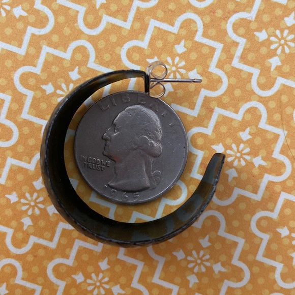 80s black textured patterned enamel paint crescent earrings - Picture 3 of 8